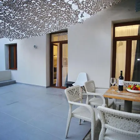 Escape - Old Town Apartment *